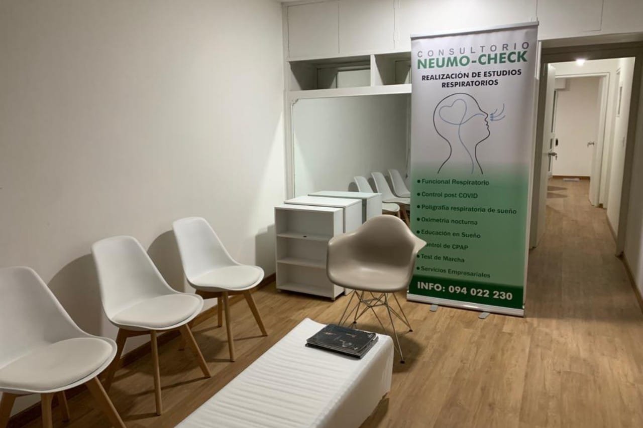Sala de espera del Consultorio Neumo Check con banner de estudios respiratorios