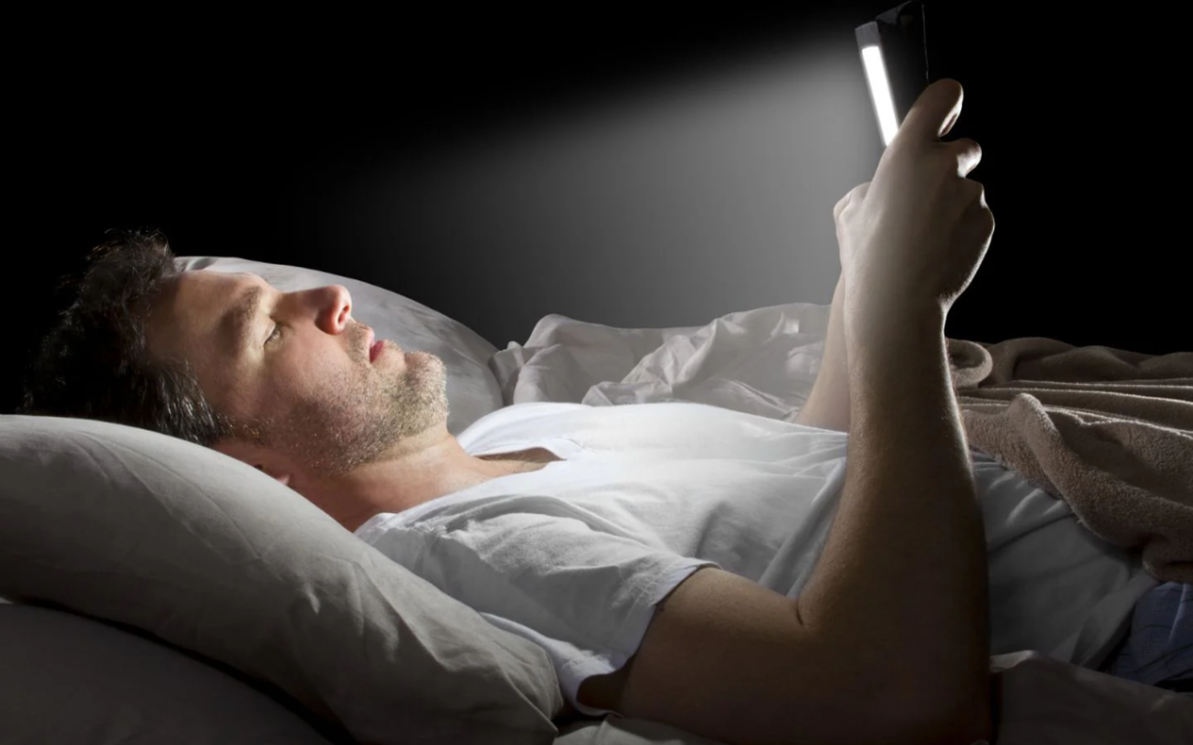 Luz azul y pantallas: ¿cómo afectan tu sueño?